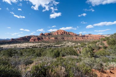 Sedona, Arizona 'da güneşli bir bahar gününde Doe Dağı yolu