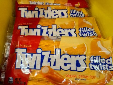 Temple, Texas - 22 Haziran 2024: Twizzlers Turuncu Kremalı Pop paketleri satılık meyan kökü dokularını doldurdu