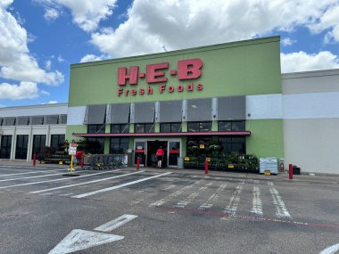 Temple, Texas - 26 Haziran 2024: bir HEB marketinin dışında, Teksas 'ta bir süpermarket zinciri