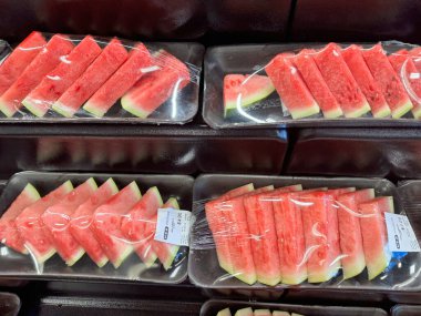 Temple, Texas - 26 Haziran 2024: HEB marketinin üretim bölümünde önceden kesilmiş karpuz dilimleri