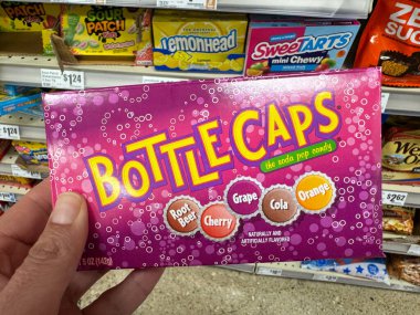 Temple, Texas - 26 Haziran 2024: Hand, HEB marketinde satılık şişe kapsülü gazoz şekeri paketini elinde tutuyor