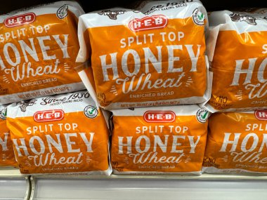 Temple, Texas - 26 Haziran 2024: HEB mağaza markası Split Top Buğday ekmeği HEB marketinde satılık