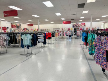 Temple, Texas - 26 Haziran 2024: Bir Bealls mağazasının içinde, indirimli fiyattan giysi ve ev eşyaları satılıyor.