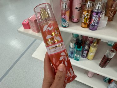 Temple, Texas - 26 Haziran 2024: Hand, Bealls mağazasında satılan indirimli bir Aeropostale Golden Hour parfümü tutuyor.