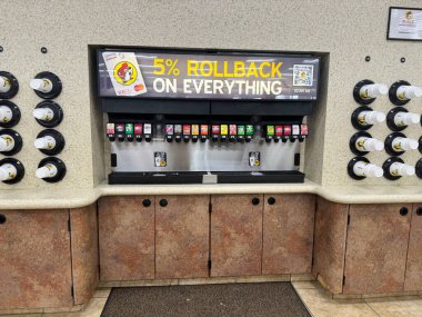 Temple, Texas - 28 Haziran 2024: Buc-Ees benzin istasyonundaki self servis soda çeşmesi