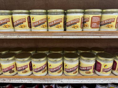 Temple, Texas - 28 Haziran 2024: Buc-Ee kunduzunun Buc-Ees benzin istasyonunda satıldığı kokulu mumlar