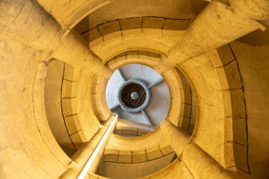 Schaffhausen İsviçre 'deki Munot Kalesi' nin içindeki spiral merdiven rampası.