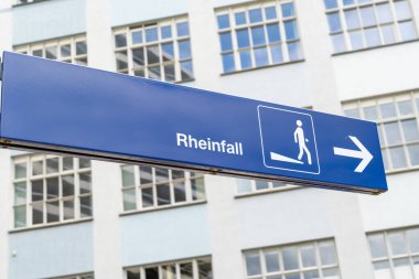 İşaretler Rhinefall, İsviçre 'deki Rhine Falls' a giden yolu gösteriyor.