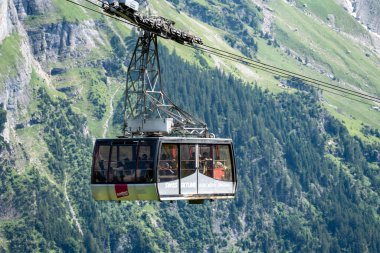 Gimmelwald, İsviçre - 23 Temmuz 2024: Schilithorn 'a giden teleferiğin görüntüsü