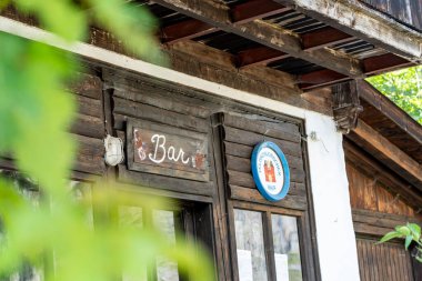 Gimmelwald, İsviçre - 23 Temmuz 2024: Bernese Oberland 'da Gimmelwald adlı küçük bir dağ köyündeki Rustik bar