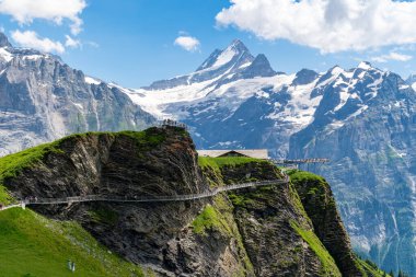 Grindelwald, İsviçre - 20 Temmuz 2024: Grindelwald Birinci Uçurum Yürüyüşü, birçok turist gözlem platformunda yürüyor
