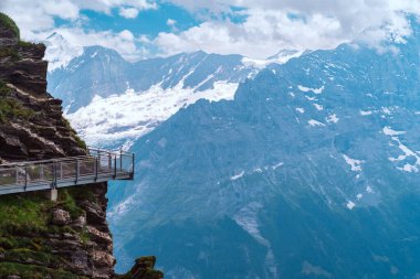 İsviçre 'de İsviçre Alplerinde Grindelwald' ın İlk Uçurum Yürüyüşü