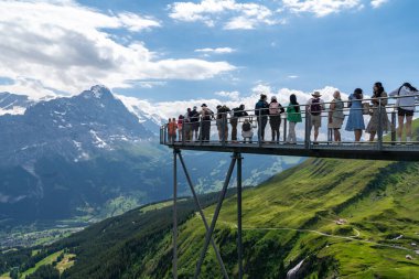 Grindelwald, İsviçre - 20 Temmuz 2024: Turistler İsviçre 'deki Grindelwald Birinci Uçurum Yürüyüşü' nde fotoğraf çekmek için sırada bekliyorlar