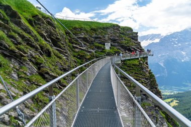 Grindelwald, İsviçre - 20 Temmuz 2024: İsviçre 'de İsviçre Alplerinde Birinci Uçurum Yürüyüşü