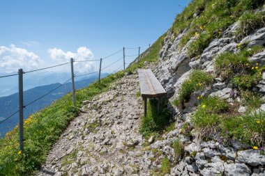 İsviçre Alp Dağları 'ndaki kayalık bir dağ yürüyüşünde dinlenmek üzere bankta. İsviçre, Lucerne 'de Pilatus - Tomlishorn Zirvesi