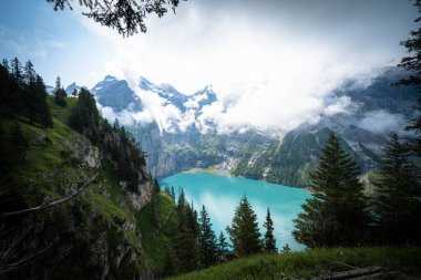 İsviçre 'de İsviçre Alplerinde Kandersteg yakınlarında Oeschinensee Gölü yürüyüşü