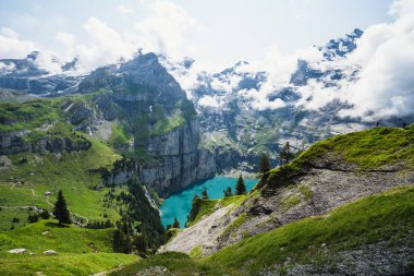 İsviçre 'de İsviçre Alplerinde Kandersteg yakınlarında Oeschinensee Gölü yürüyüşü,