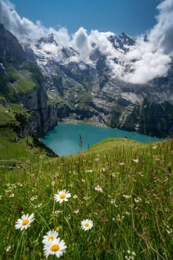 İsviçre 'de İsviçre Alplerinde Kandersteg yakınlarında Oeschinensee Gölü yürüyüşü,