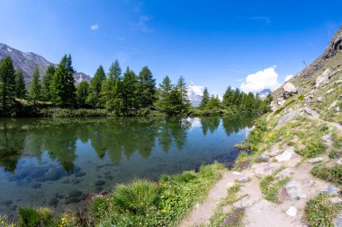 Yazın İsviçre 'nin Zermatt kentindeki Grindjisee Gölü' nün güzel manzarası.