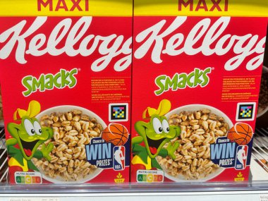 Grindelwald, İsviçre - 21 Temmuz 2024: Bir Coop bakkalında satılık Maxi Kelloggs kutuları