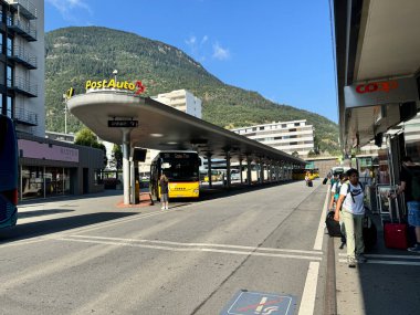 Visp, İsviçre - 28 Temmuz 2024: Visp, İsviçre 'deki tren istasyonunun otobüs alanı