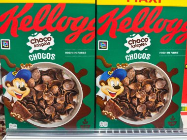 Grindelwald, İsviçre - 21 Temmuz 2024: Bir Coop bakkalında satılık Maxi Kelloggs Choco Krispies mısır gevreği kutuları