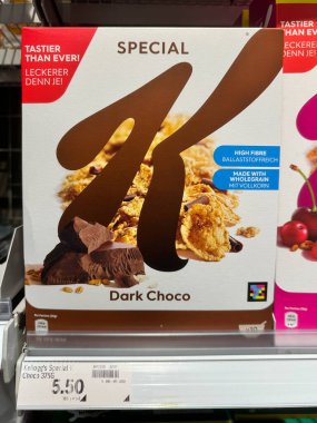 Grindelwald, İsviçre - 21 Temmuz 2024: Bir Coop marketinde satılık Maxi Special K koyu çikolatalı mısır gevreği kutuları