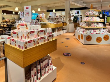 Trubschachen, İsviçre - 22 Nisan 2019: Canton Berne 'deki Kambly Fabrikası' nın içinde. Kambly İsviçre 'nin en büyük bisküvi kurabiye üreticisi.