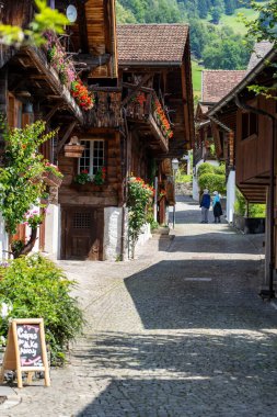 Brienz, İsviçre - 28 Ağustos 2022 Brunngasse Caddesi. Bu cadde Avrupa 'nın en güzel sokağı seçildi.