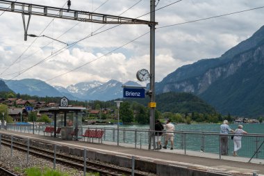 Brienz, İsviçre - 21 Temmuz 2024: Brienz Gölü 'ndeki Brienz tren istasyonu bulutlu bir günde