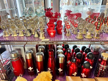 Pilatus, İsviçre - 19 Temmuz 2024: Bir hediyelik eşya dükkanında çanlar ve su şişeleri gibi her türlü İsviçre hediyelik eşya dükkanı