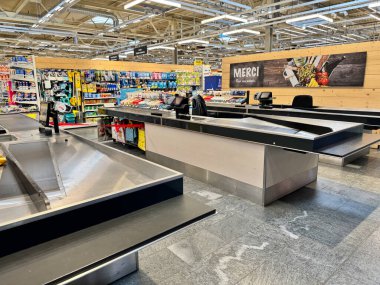 Cenevre, İsviçre - 28 Temmuz 2024: Blandonnet Centre alışveriş merkezindeki Coop bakkal reyonları