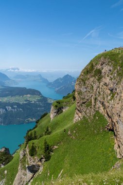 İsviçre 'de güneşli bir günde Lucerne Gölü' nün aşağısında yürüyüş manzarası.