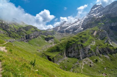 İsviçre Alpleri 'ndeki Oeschinensee panorama yürüyüşünün manzarası.
