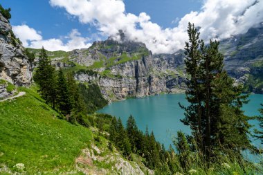 İsviçre 'de İsviçre Alplerinde Kandersteg yakınlarında Oeschinensee Gölü yürüyüşü