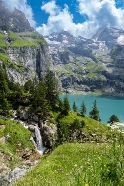 İsviçre 'de İsviçre Alplerinde Kandersteg yakınlarında Oeschinensee Gölü yürüyüşü