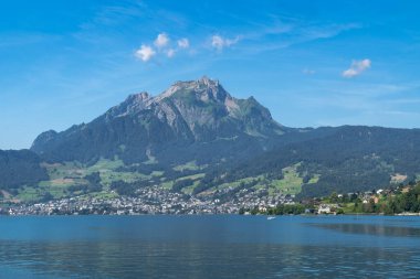 Mt. Pilatus İsviçre 'de Lucerne Gölü' nün üzerinde yükselir.