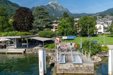 Hergiswil, İsviçre - 19 Temmuz 2024: Lucerne Gölü 'ndeki Hergiswil kasabasındaki feribot iskelesi.