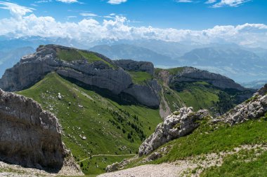 Dağ başında yürüyüş parkurunda. Pilatus, İsviçre 'de güneşli bir yaz gününde. İzler Tomlishorm 'a gidiyor