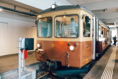 Murren, İsviçre - 23 Temmuz 2024: Murren tren istasyonu, Lauterbrunnen-Murren Dağ Demiryolu 'ndaki klasik tren vagonları