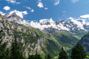 Lauterbrunnen Vadisi, İsviçre 'nin göz kamaştırıcı dağ manzarası. Murren 'den Gimmelwald köyüne yürüyüş yolu.