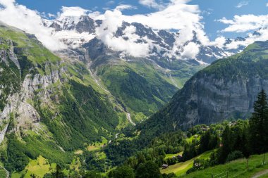 Lauterbrunnen Vadisi, İsviçre 'nin göz kamaştırıcı dağ manzarası. Murren 'den Gimmelwald köyüne yürüyüş yolu.