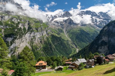 Lauterbrunnen Vadisi, İsviçre 'nin göz kamaştırıcı dağ manzarası. Murren 'den Gimmelwald köyüne yürüyüş yolu.