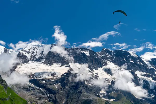 İsviçre 'deki Lauterbrunnen vadisinde havada paraglider var.