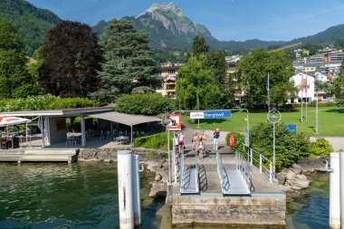 Hergiswil, İsviçre - 19 Temmuz 2024: Lucerne Gölü 'ndeki Hergiswil kasabasındaki feribot iskelesi.