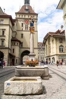 Bern, İsviçre - 22 Temmuz 2024: Anna Seiler Çeşmesi (Anna-Seiler-Brunnen), Marktgasse 'ın üst ucunda yer almaktadır. Bern şehri 16. yüzyıl çeşmeleriyle ünlüdür.