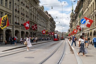 Bern, İsviçre - 22 Temmuz 2024: Bern şehir merkezinde yayalar ve tramvaylar ile dolu cadde