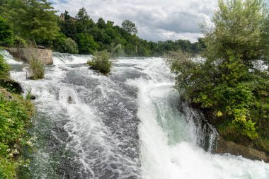 Rhinefalls (Rhine Falls) şelalesinde güçlü su, İsviçre Avrupa