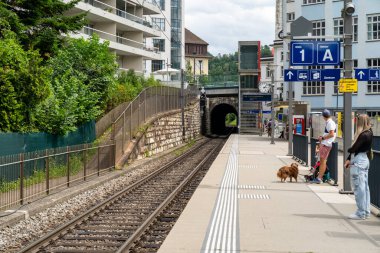 Schaffhausen, İsviçre - 17 Temmuz 2024: Schaffhausen, İsviçre 'deki Neuhausen Rheinfall tren istasyonu