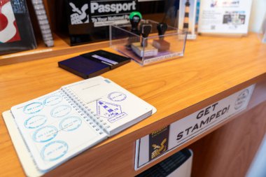 Nags Head, Kuzey Carolina - 31 Ağustos 2024: Ulusal Park Pasaport Damgalama İstasyonu, ziyaretçilerin kitaplarını her Ulusal Park alanında damgalayabilecekleri yer. Seçici odak